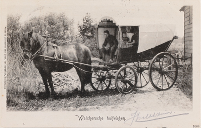 9272 Walchersche huifwagen. Een gezin in Walcherse dracht in een Walcherse huifwagen
