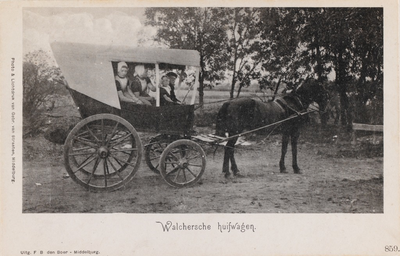 9274 Walchersche huifwagen. Een gezin in Walcherse dracht in een verewagen