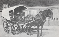 9276 Zeeland (Walcheren). Een gezin in Walcherse dracht in een geveerde boerenwagen. Het paard heeft een anti-vliegenkleed om