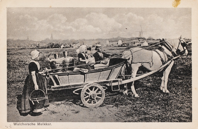 9279 Walchersche Melkkar. Een gezin in Walcherse dracht met een melkkar ter hoogte van Middelburg
