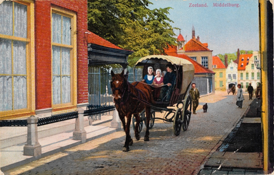 9284 Zeeland. Middelburg. Een gezin in Walcherse dracht in een boerenwagen voor de Botermarkt aan de Korte Burg