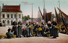 9287 Vlissingen Visschersvrouwen. Een groep Arnemuidse visleursters bij het Bureau van Politie te Vlissingen