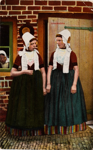 9289 Arnemuiden. Twee vrouwen in Walcherse klederdracht