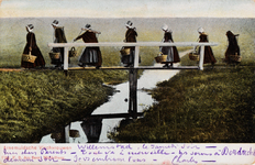 9291 Arnemuidsche Vischvrouwen. Visleursters uit Arnemuiden op een bruggetje in het voetpad Arnemuiden-Middelburg
