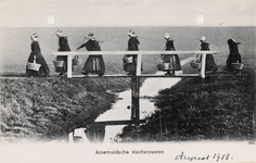9295 Arnemuidsche vischvrouwen. Visleursters uit Arnemuiden op een bruggetje in het voetpad Arnemuiden-Middelburg