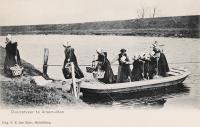 9296 Overzetveer te Aarnemuiden. Arnemuidse visleursters op het overzetveer van het Arnekanaal, overgezet door J. Lasoe