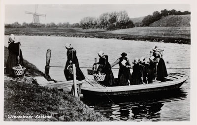 9297 Overzetveer Zeeland. Gemonteerde afbeelding van Arnemuidse visleursters op het overzetveer van het Arnekanaal, ...