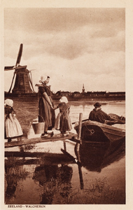 9300 Zeeland - Walcheren. Arnemuidse visleurster met kinderen op een aanlegsteigertje van het veer over het Arnemuids ...