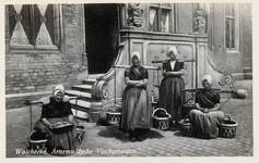 9303 Walcheren. Arnemuidsche Vischvrouwen. Arnemuidse visleursters poseren voor het bordes van het stadhuis op de Markt ...