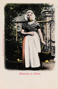 9321 Melkmeisje in Zeeland. Een meisje bij een hek, met juk en koperen emmers in protestantse, Zuid-Bevelandse dracht