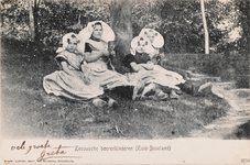 9369 Zeeuwsche boerenkinderen (Zuid-Beveland). Vier meisjes in protestantse, Zuid-Bevelandse dracht op het gras. De ...