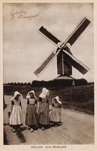 9372 Gelukkig Nieuwjaar! Zeeland Zuid-Beveland. Vier meisjes in rooms-katholieke, Zuid-Bevelandse dracht bij een ...