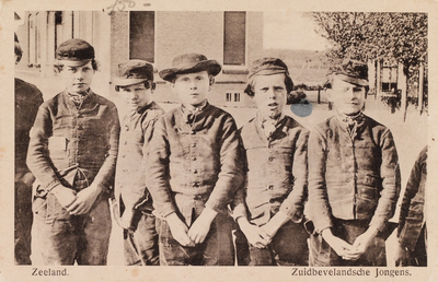 9379 Zeeland. Zuidbevelandsche Jongens. Een groepje jongens in Zuid-Bevelandse daagse dracht met schabbe of eenrijer