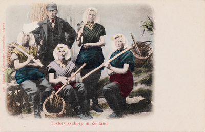9399 Oestervisschery in Zeeland. Vier vrouwen in protestantse, Zuid-Bevelandse dracht met lieslaarzen aan poseren met ...