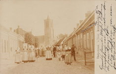 9460 Dorpstraat, 's Heer Arendskerke. Poserende personen, waaronder een aantal vrouwen in protestantse, Zuid-Bevelandse ...