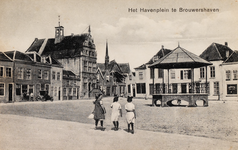 9588 Het Havenplein te Brouwershaven. Drie meisjes lopen in de richting van het stadhuis aan het Havenplein te ...