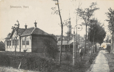 961 Schoolplein, Veere. Gezicht op de Kerkstraat te Veere, met links de openbare school