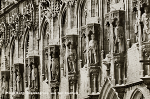 9695 Middelburg, Beeldengroep aan het Stadhuis. De beelden van de graven en gravinnen van Holland en Zeeland op de ...