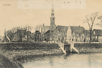 976 Veere. Gezicht op de brug over de haven van Veere, met op de achtergrond de Kaai en het stadhuis
