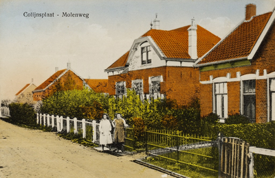 9773 Colijnsplaat - Molenweg. Gezicht in de Molenweg te Colijnsplaat met twee vrouwen bij een hek