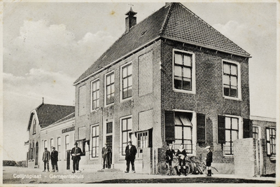 9775 Colijnsplaat - Gemeentehuis. Gezicht op het gemeentehuis te Colijnsplaat en café Dorpzicht met personen op de voorgrond