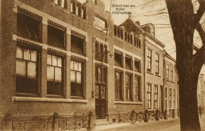9779 School met den Bijbel Colijnsplaat. De voorgevel van de christelijke school (jugendstil) aan de Voorstraat te ...