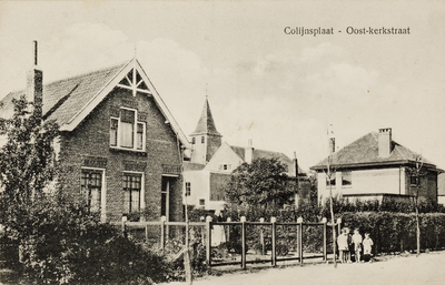 9783 Colijnsplaat - Oost-kerkstraat. Gezicht op een huis in de Oostkerkstraat te Colijnsplaat, met vrouw in de tuin en ...