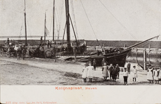 9788 Kolijnsplaat, Haven. Een schip wordt geladen met hooi in de haven van Colijnsplaat, op de voorgrond kinderen