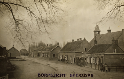 9792 Gezicht in de Schoolstraat te Geersdijk met de school (met torentje) en halverwege een travalje, rechts achter de ...