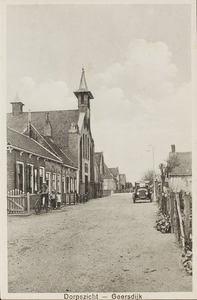 9795 Dorpszicht - Geersdijk. Gezicht in de Geersdijke weg te Geersdijk, met links de Nederlandse Hervormde kerk