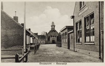 9796 Dorpszicht - Geersdijk. Gezicht in een straat te Geersdijk met rechts een deel van de gevel van de School Met Den ...