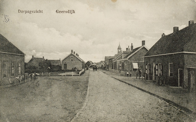 9800 Dorpsgezicht Geersdijk. Gezicht in de Schoolstraat te Geersdijk met het schoolgebouw (met torentje) en een paard ...