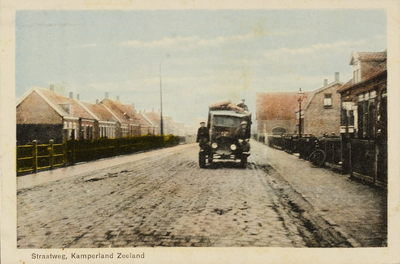 9815 Straatweg, Kamperland Zeeland. Gezicht op de straatweg (later Veerweg) te Kamperland met een vrachtauto