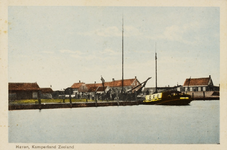 9818 Haven, Kamperland Zeeland. Gezicht op de haven van Kamperland met een schip langs de kade