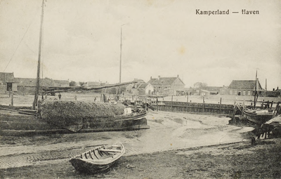 9823 Kamperland - Haven. Gezicht op de haven van Kamperland bij eb, met een schip met hooi