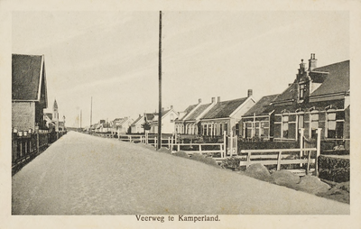 9824 Veerweg te Kamperland. Gezicht op huizen aan de Veerweg te Kamperland, met de torens van de Gereformeerde en ...