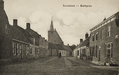 9849 Kaaistraat - Kortgene. Gezicht in de Kaaistraat te Kortgene en achter de Nederlandse Hervormde kerk