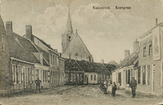 9850 Kadestraat Kortgene. Gezicht in de Kaaistraat te Kortgene, met personen en achter de Nederlandse Hervormde kerk