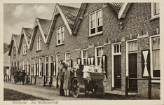 9881 Kortgene. Jan Snellenstraat. Gezicht op huizen in de Jan Snelllenstraat te Kortgene met een melkwagen van een ...