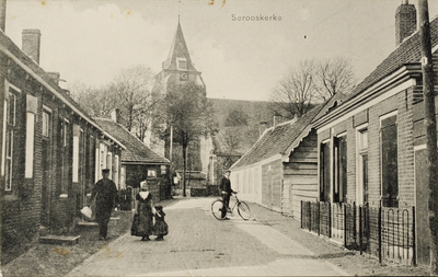 9911 Serooskerke. Gezicht in de Noordweg te Serooskerke (Walcheren), met personen en achter de Nederlandse Hervormde kerk