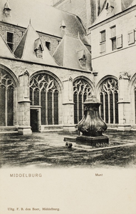 9914 Middelburg Munt. Gezicht op een deel van het Muntplein met pomp en de kloostergangen van de Abdij te Middelburg