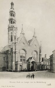 9915 Nieuwe Kerk en Lange Jan te Middelburg. Gezicht op de Nieuwe Kerk en de Abdijtoren aan de Groenmarkt te Middelburg