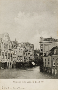 9921 Vlissingen onder water, 12 maart 1906. Gezicht op de Oude Markt te Vlissingen onder water