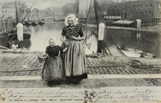 9944 Arnemuidsche Vischvrouw. Een Arnemuidse visvrouw met meisje (in klederdracht) voor de Vissershaven te Vlissingen, ...