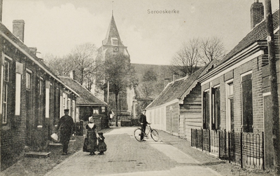 9955 Serooskerke. Gezicht in de Noordweg te Serooskerke (Walcheren), met personen en achter de Nederlandse Hervormde kerk