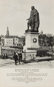 9970 Standbeeld van M.A. de Ruijter. Gezicht op het standbeeld van Michiel Adriaensz. de Ruijter op het Keizersbolwerk ...