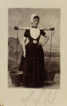 9989 Kate Smith in een fotostudio, gekleed als boerin uit Domburg met een juk met emmers
