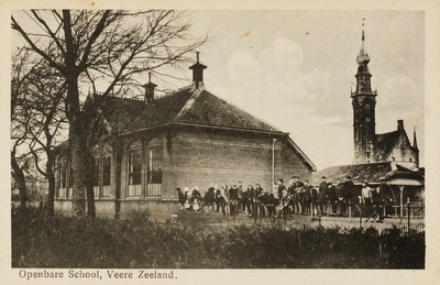 9990 Openbare School, Veere Zeeland. Gezicht op de openbare school te Veere, met de leerlingen op het hek, en de toren ...
