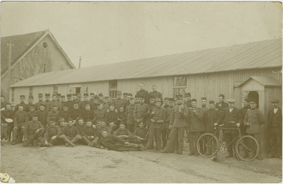 103-56 Militairen bij een kazerne (vermoedelijk Juliana kazerne)
