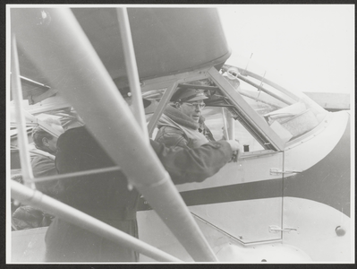 111-11 Prins Bernhard in een vliegtuig tijdens het bezoek aan de door de watersnoodramp getroffen gebieden